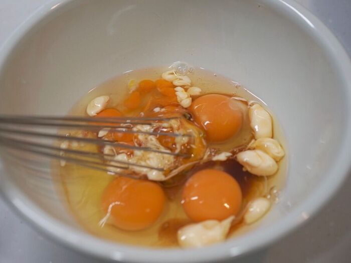 卵液の材料を混ぜます