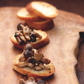 食欲の秋到来♪旬の味覚を使って秋色レシピ!【きのこのブルスケッタ ごま醤油風味】