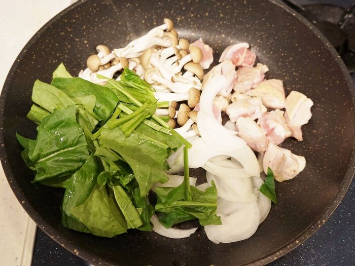 具材を炒めます。