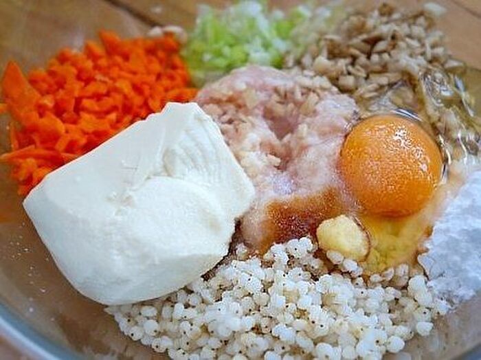 2.材料をボールに入れる。