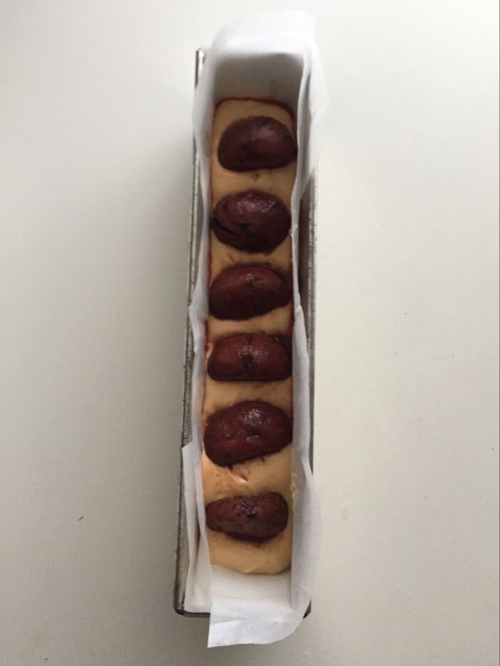 型に生地をいれる。