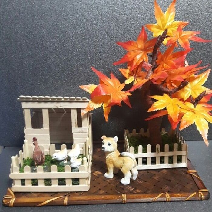 秋のひと時、紅葉のもみじと庭の鳥小屋の風景を作りました。