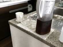 キッチンカウンターに子供用ドリンクバーを設けました