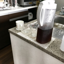 キッチンカウンターに子供用ドリンクバーを設けました