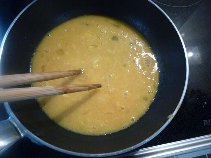 Bの材料で卵のそぼろを作る。