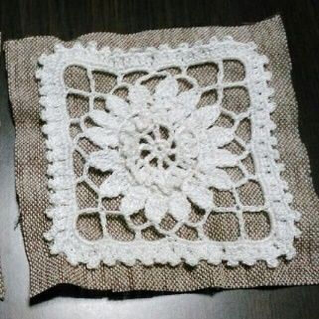 クロッシェモチーフを縫い付けます