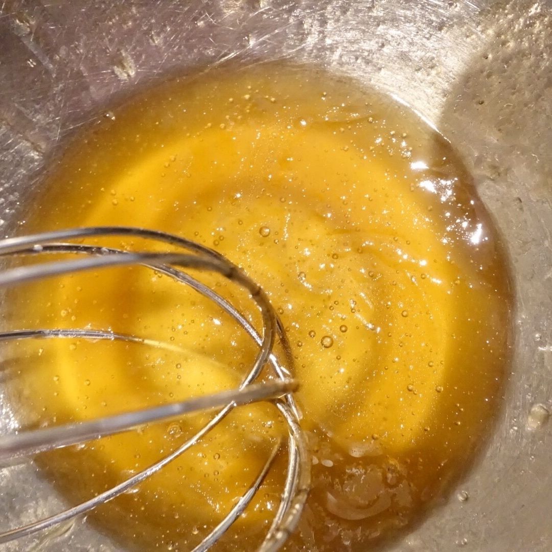 2 メープルシロップと油を混ぜる。
