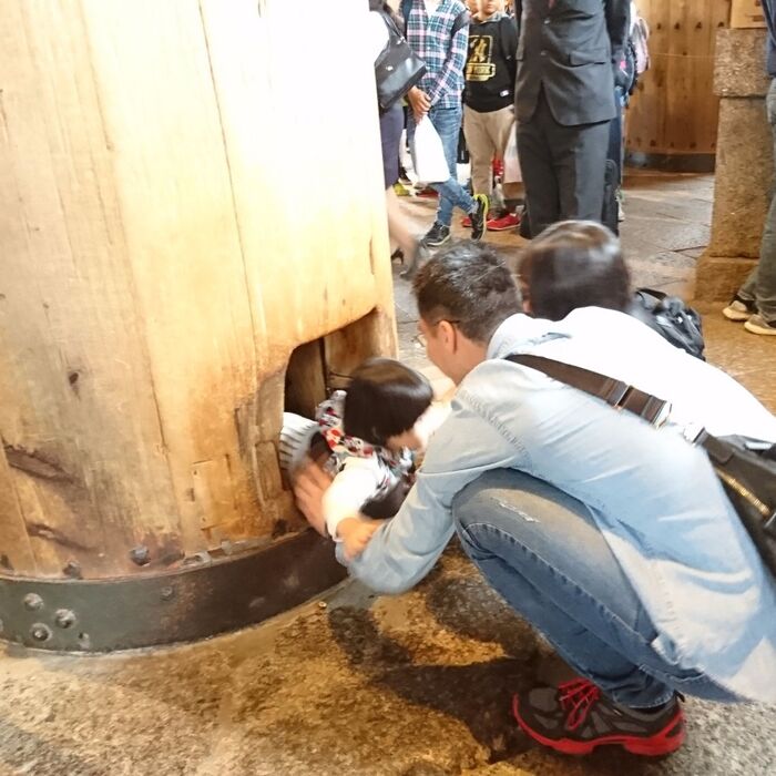 大仏の鼻の穴と同じ穴の柱をくぐってみませんか