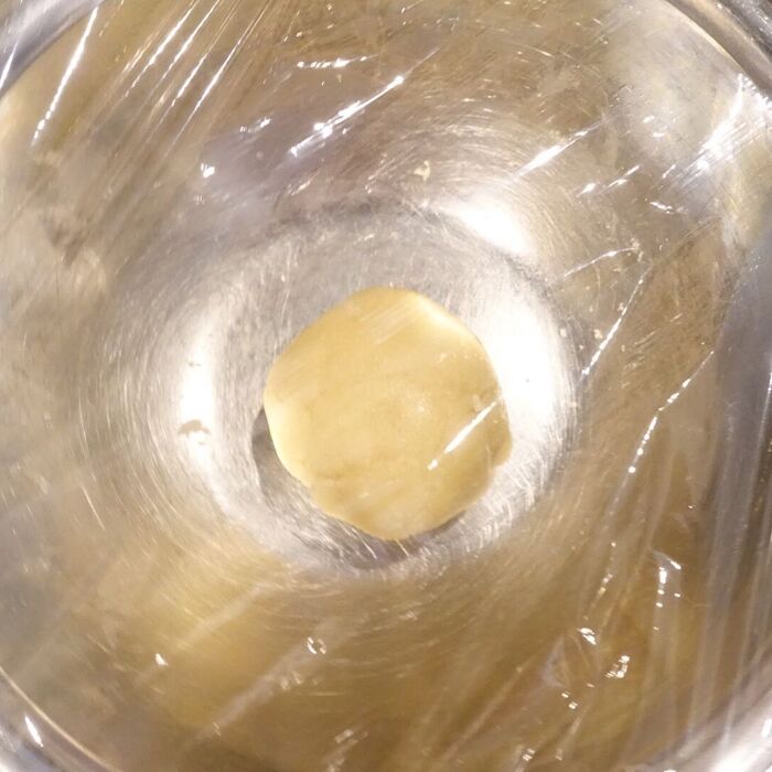 3 生地をまとめ、休ませる。