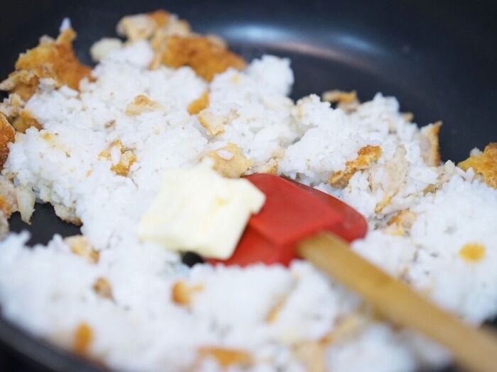 バターを加えて更に炒める