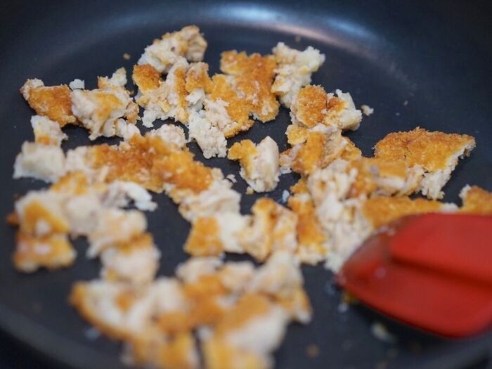 コロッケ2個はヘラなどで潰しながら炒める