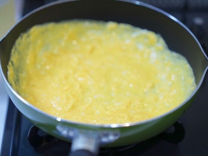 卵を入れて焼いていきます