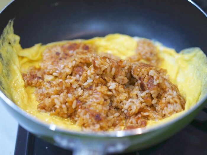 ご飯を入れて包むだけ