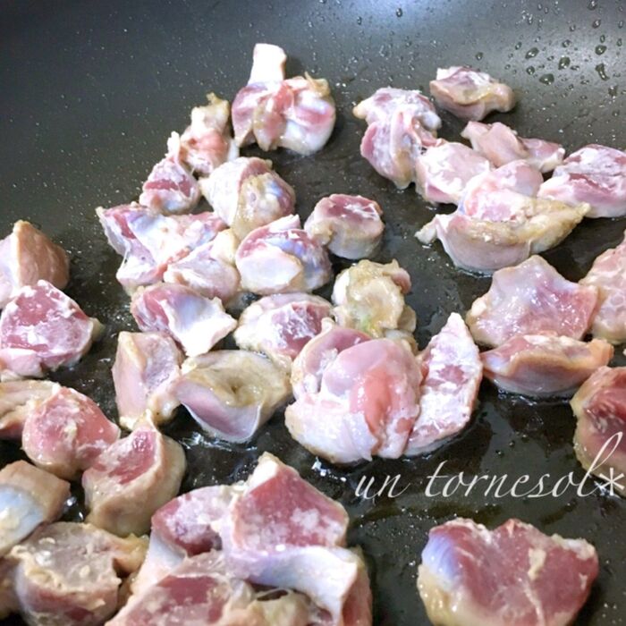 ③②が絡みやすいように薄力粉をまぶして!