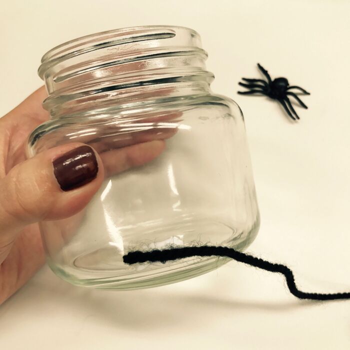 瓶に毛糸を巻きつける