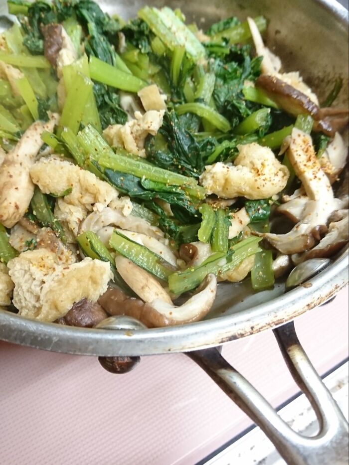忙しいときのお助けおかず!作り置きもできる★フライパンで作る小松菜のささっと煮物★