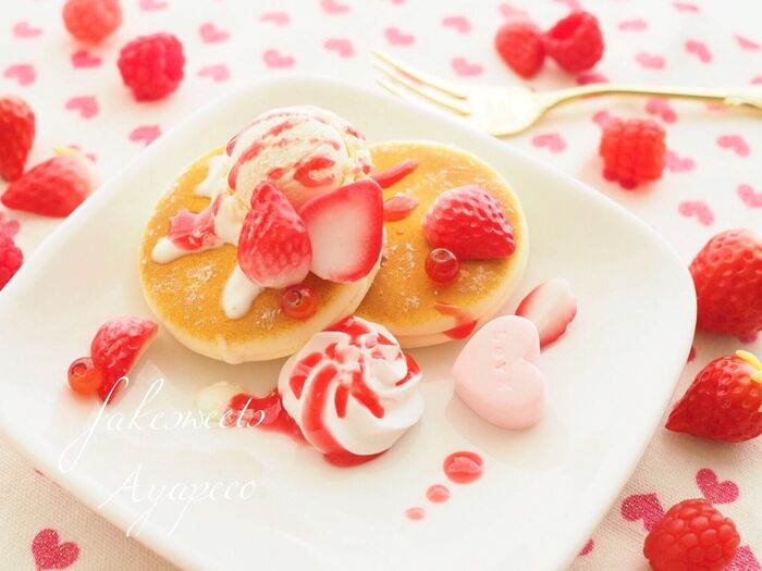 【100均材料で作るフェイクスイーツ】アイスがとろけるストロベリーパンケーキのトレイ
