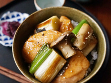 しっとり柔らか♡秋鮭と長ネギの照り焼き丼