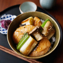 しっとり柔らか♡秋鮭と長ネギの照り焼き丼