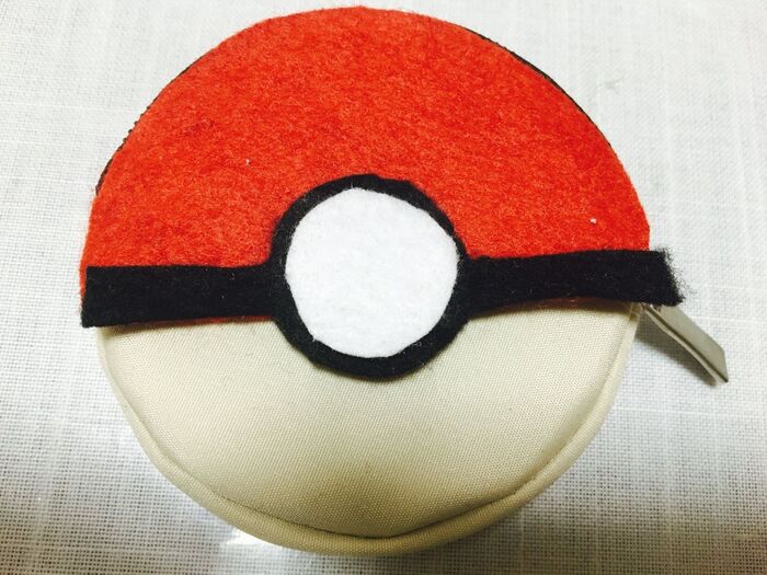 さらに、他のパーツもこのようにカットしてボンドで貼ります。