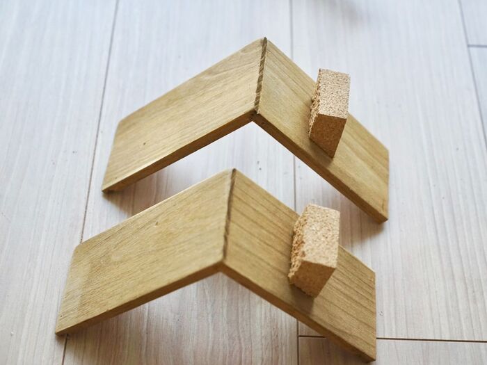 屋根に煙突を接着します