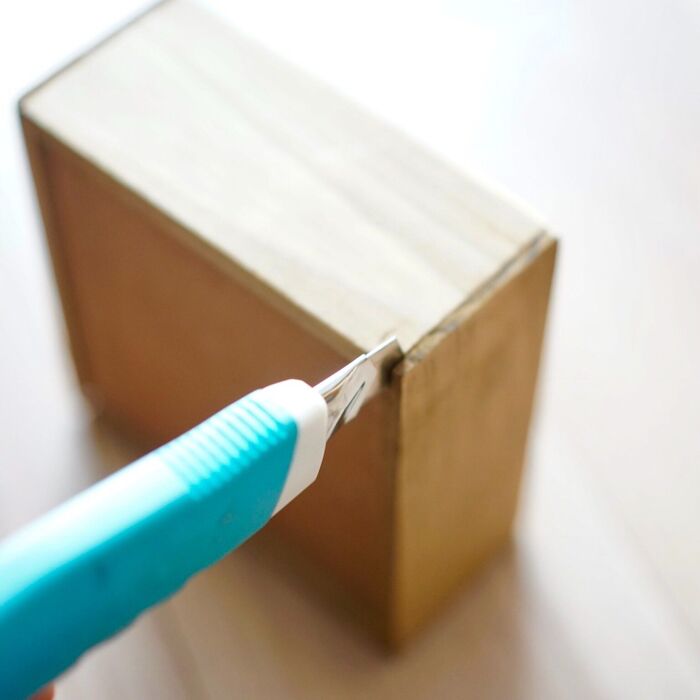 カッターナイフで切れ目を入れる