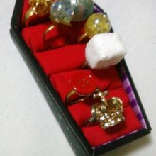 プチプラで出来る!ホラーテイストな吸血鬼用棺桶リングホルダー