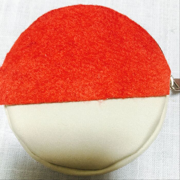 カットして、ボンドで貼ります。
