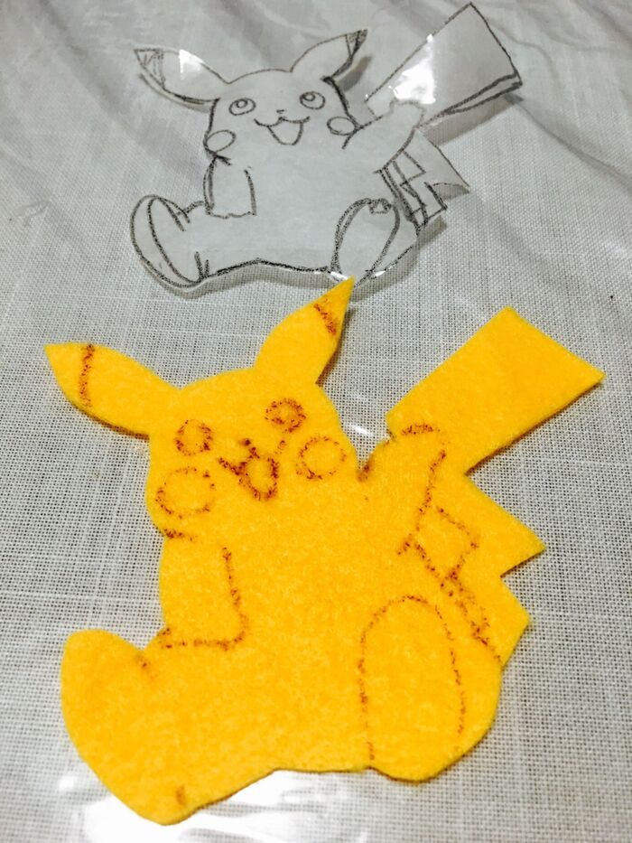 チャコペンで、顔などを描いて、、、