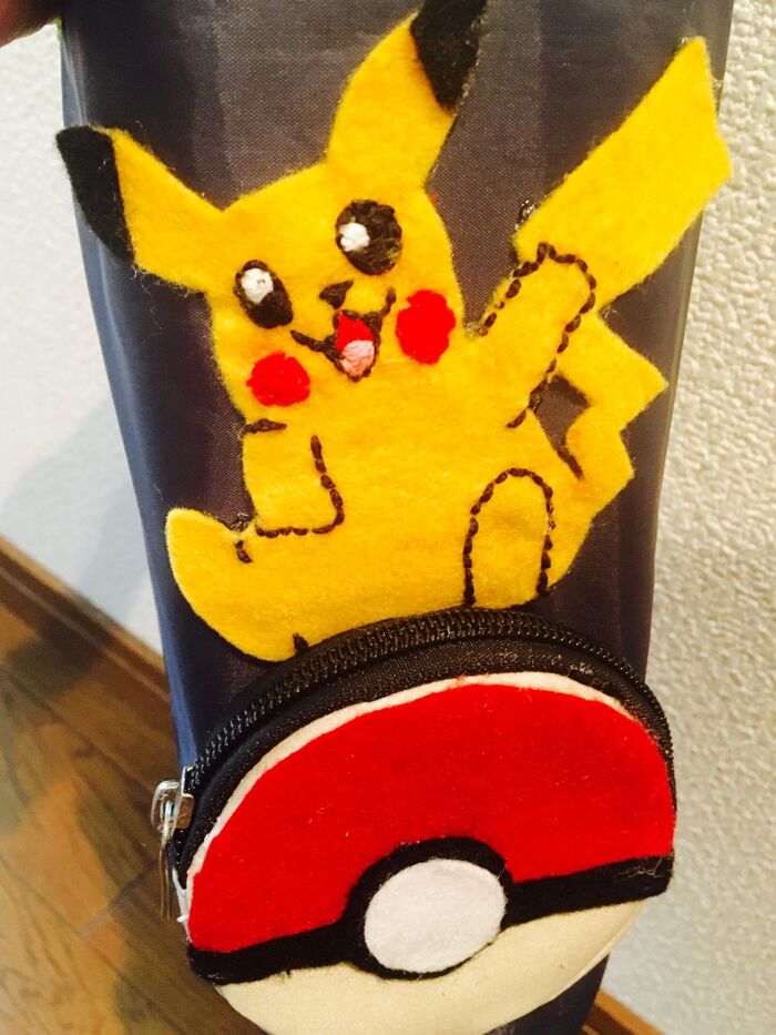 完成した、ピカチュウとモンスターボールをボンドで水筒カバーに付ける。