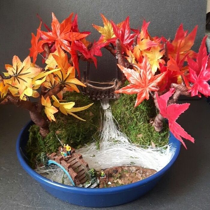 色とりどりのもみじと吊橋のある秋の渓谷を作る。