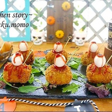 ハロウィンレシピ★チーズとろ~り♪目玉乗せかぼちゃの肉巻きコロッケ