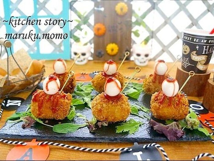 ハロウィンレシピ★チーズとろ~り♪目玉乗せかぼちゃの肉巻きコロッケ