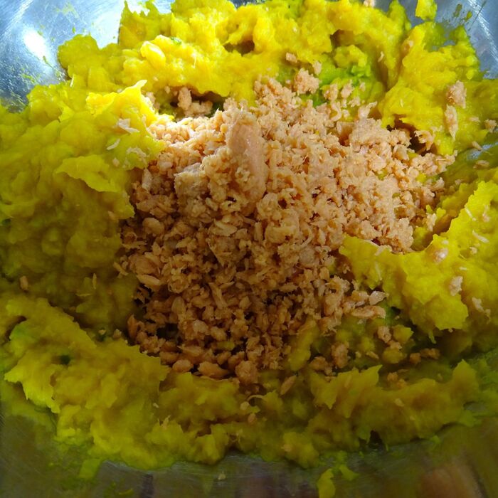 鮭フレークを混ぜる。