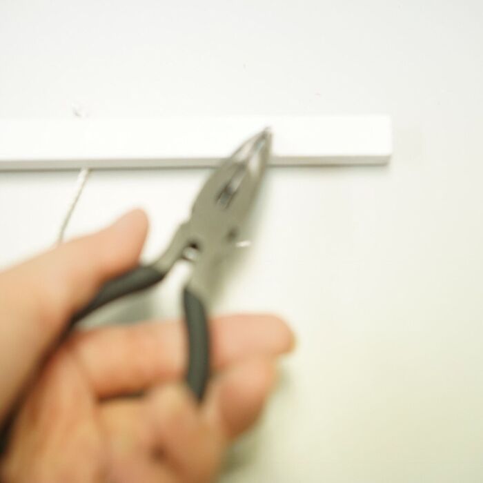 余分な金具はペンチで取り除く