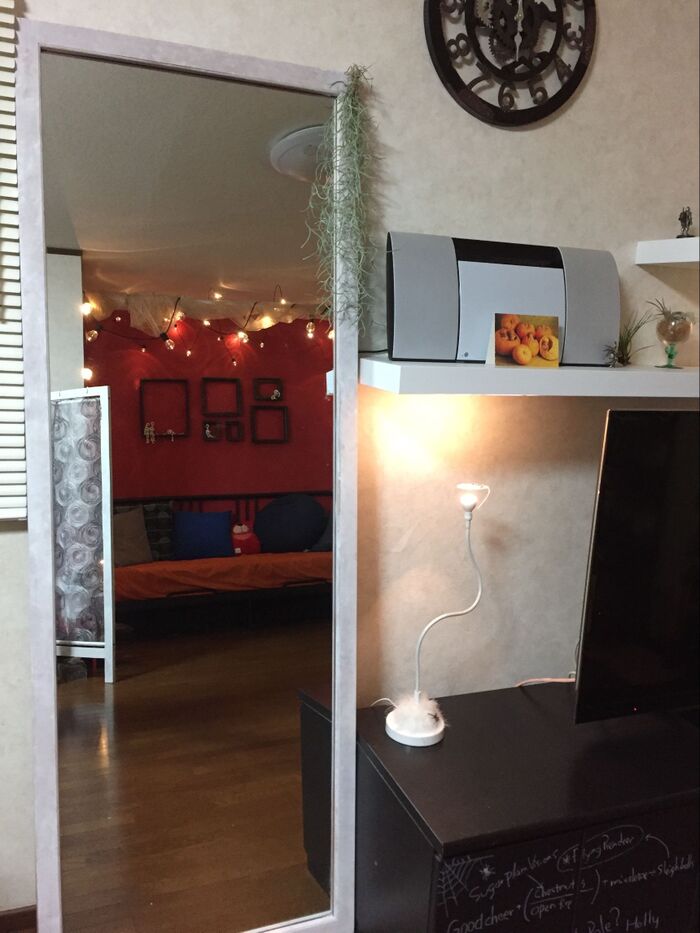 ⑧テレビの逆側は赤い世界!