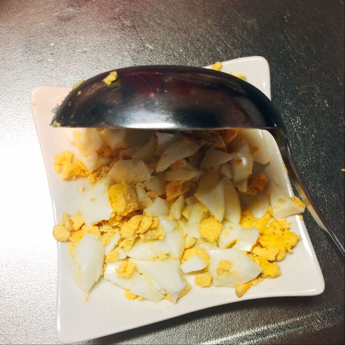 【試してみた】ゆで卵を包丁で切るより簡単にみじん切りにする方法