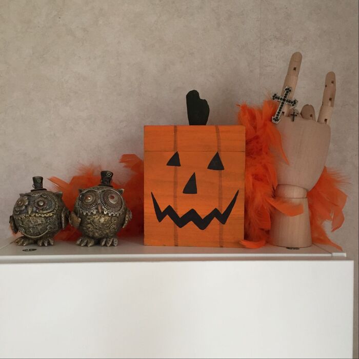 ⑨キャビネットの上