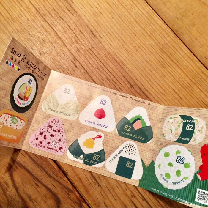 開くと中におにぎりや、いなり寿司が❣️