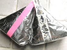 裏ワザ!ひと手間でコンビニ風ぱりぱり海苔のおにぎり。