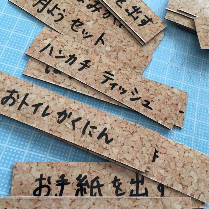 切り出したマグネットにマジックで