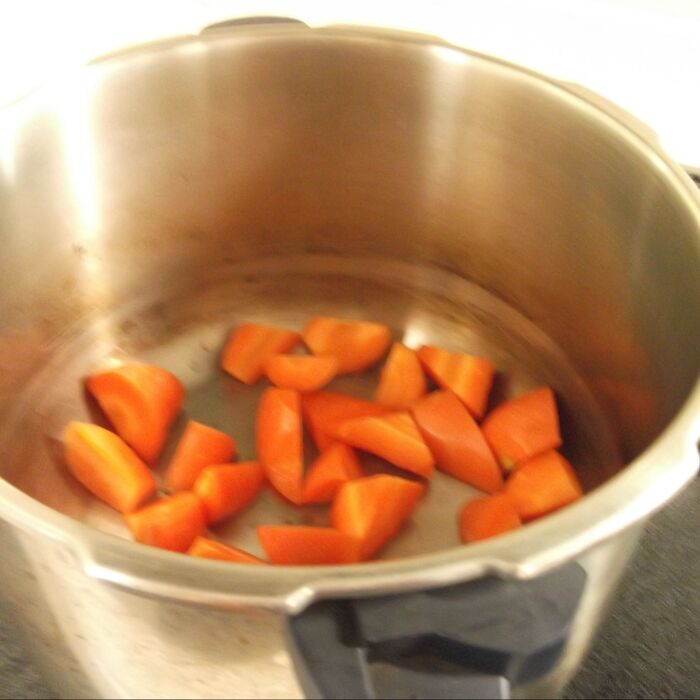 圧力鍋にその他の材料セット