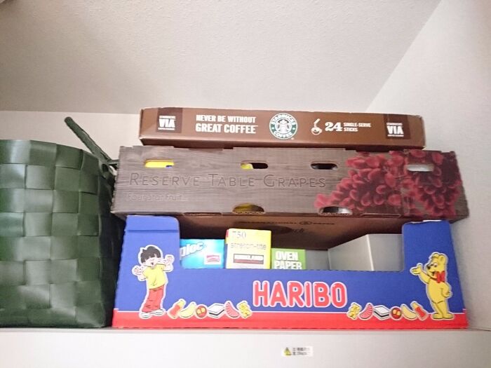 クローゼットの上の棚にも