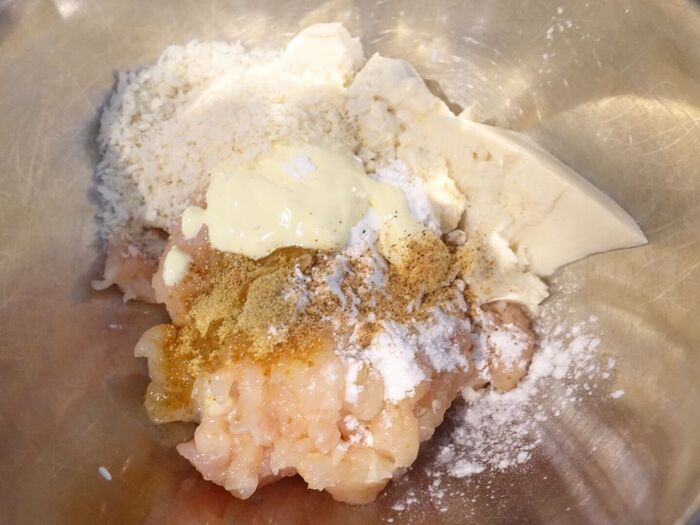 鶏胸肉と木綿豆腐、調味料を混ぜる。