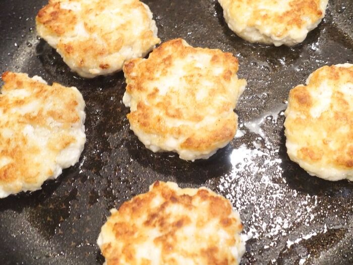 成形して焼く。