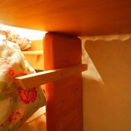 下板を支える棚受けを付ける(左側のみ)