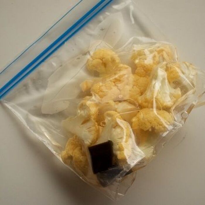 2 調味料を袋に入れます。