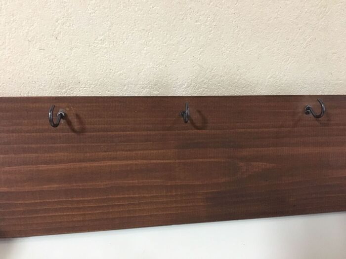板に着色し、金具をつける
