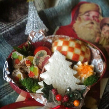 ワクワクしちゃう?お菓子の缶でお弁当