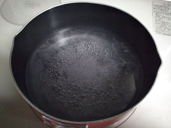 ①フライパン＆鍋（どちらでもＯＫ）に水と砂糖を入れて沸騰させる。